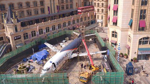 Chiếc máy bay tọa lạc giữa con phố thương mại đông đúc ở Vũ Hán, Hồ Bắc, Trung Quốc