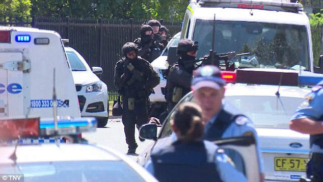 Cảnh sát có vũ trang tại hiện trường vụ nổ súng.