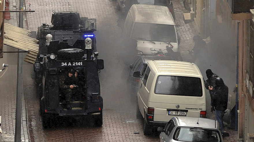 Lực lượng an ninh Thổ Nhĩ Kỳ bắn trả lại hai nghi phạm nữ