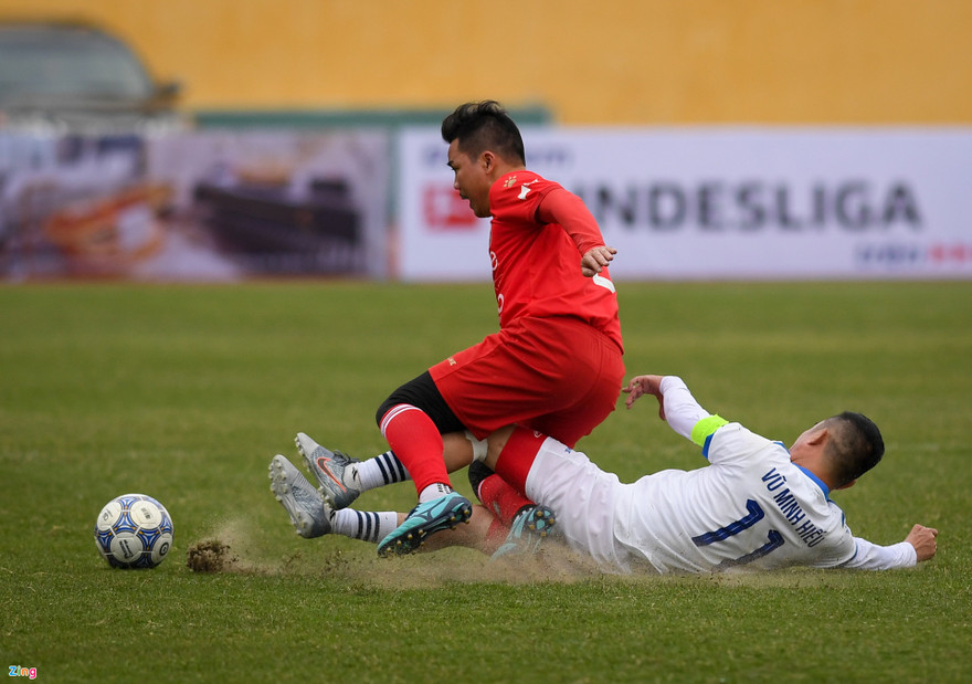 Dù đã qua tuổi tứ thập, các cựu danh thủ một thời vẫn thể hiện kỹ thuật tuyệt hảo trên sân bóng.