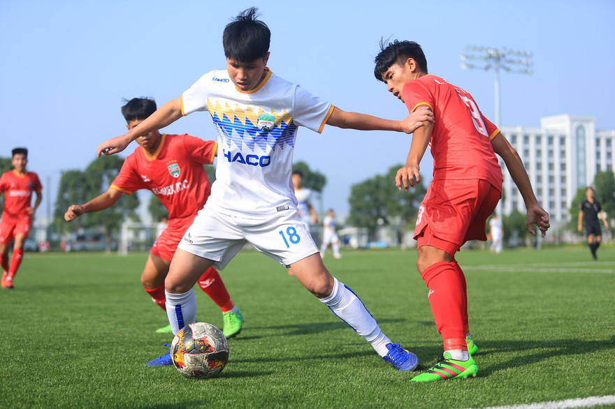 HAGL (áo trắng) cầm hoà Bình Dương để cùng vào Tứ kết giải U17 quốc gia (ảnh Anh Đoàn)