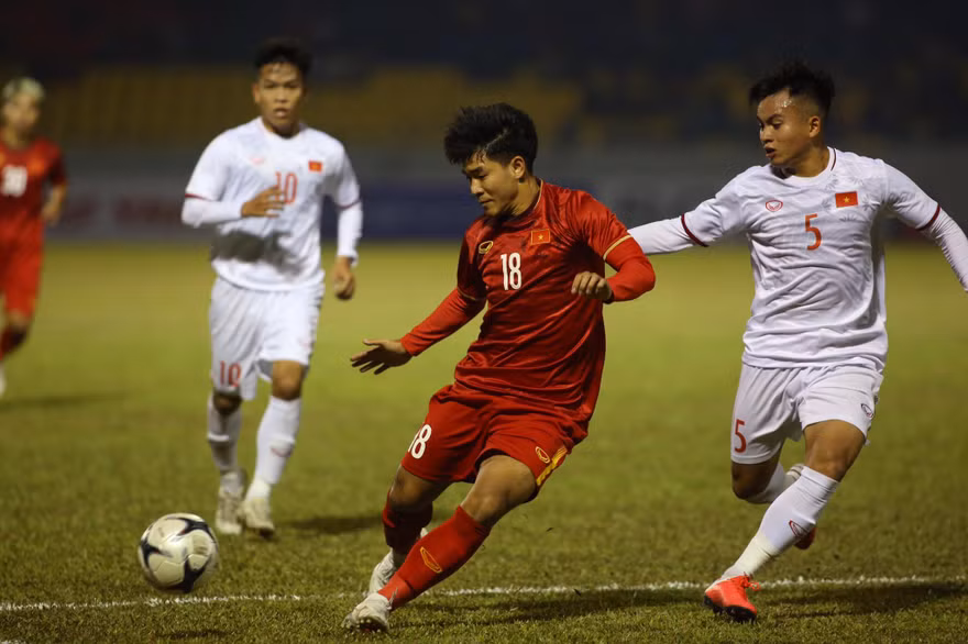 Hà Đức Chinh có bàn thắng đem lại chiến thắng 3-2 cho đội tuyển Việt Nam trong trận đấu tập với đội U22.
