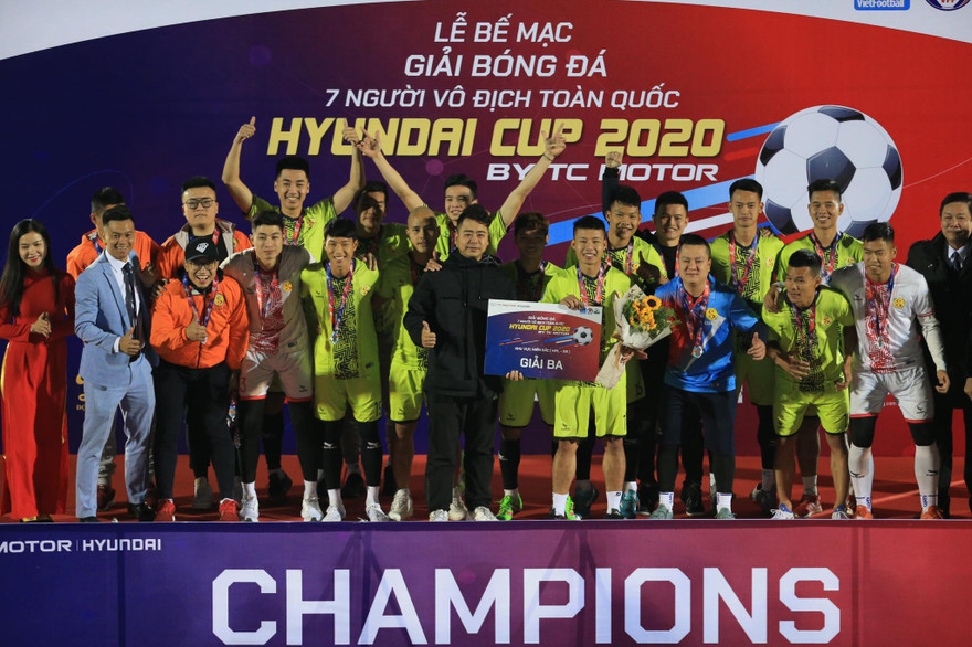 FC Du lịch thâu tóm các danh hiệu ở HPL-S8 bên cạnh ngôi vô địch giải đấu.