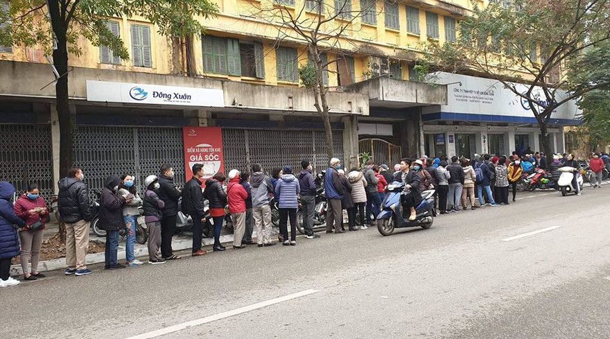 Người dân xếp hàng mua khẩu trang vải của Dệt Kim Đông Xuân