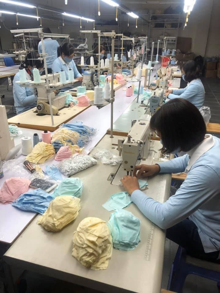 Các doanh nghiệp dệt may cho biết, có thể sản xuất hàng triệu khẩu trang/ngày để cung cấp ra thị trường trrong ít ngày tới