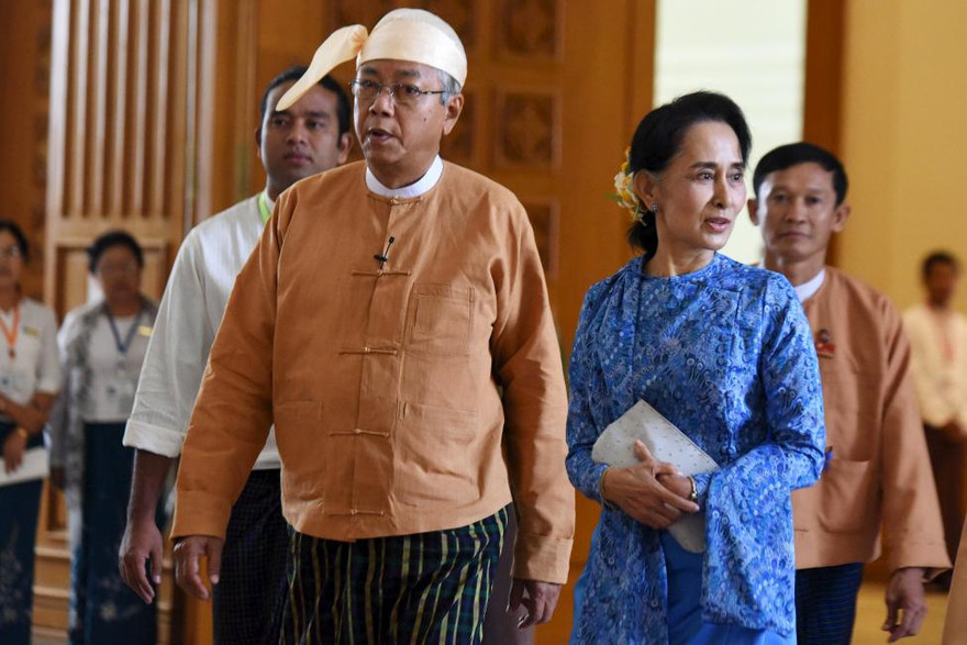Tân tổng thống Myanmar Htin Kyaw và lãnh đạo đảng NLD, bà Aung San Suu Kyi tại quốc hội nước này hôm nay, 30/3. Ảnh Reuters