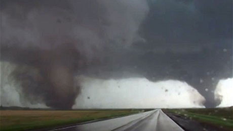 2 cơn lốc đang tiến vào thị trấn Pilger, thành phố Stanton, bang Nebraska