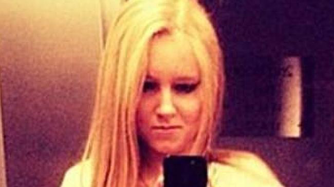 Nữ sinh Anastasia Tutik, 19 tuổi 