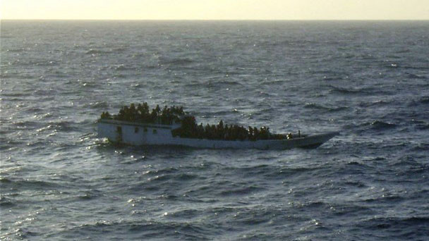 Một con tàu quá tải lênh đênh giữa biển