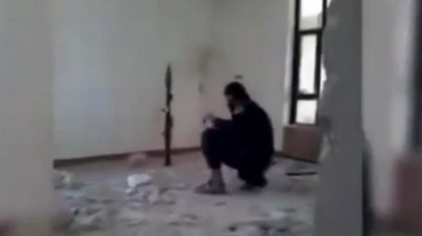 Chiến binh dùng súng phóng lựu. Ảnh cắt video