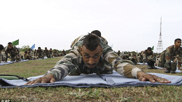 Một binh sỹ tập Yoga trong Ngày Yoga Quốc tế 21/6