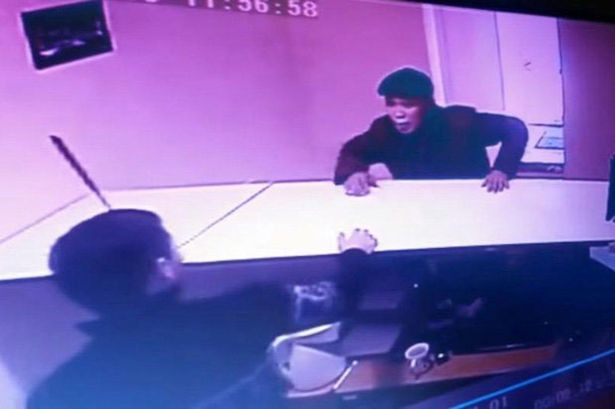 Tên côn đồ cắm dao vào đầu nạn nhân ngồi sau bàn