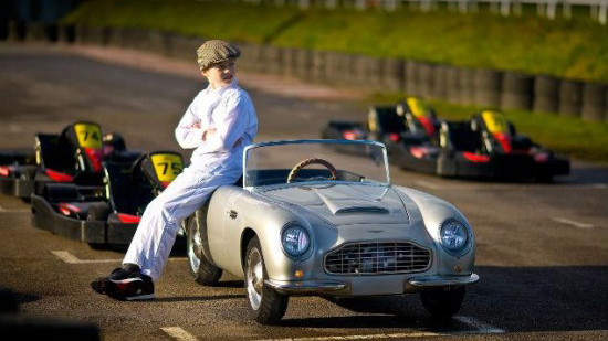 Cậu bé sành điệu bên chiếc Aston Martin DB Junior
