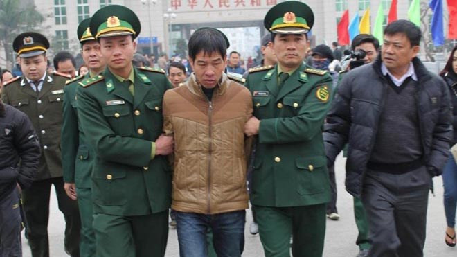 Dẫn giải Trương Văn Hà từ Trung Quốc về Việt Nam. Ảnh: NLĐ.