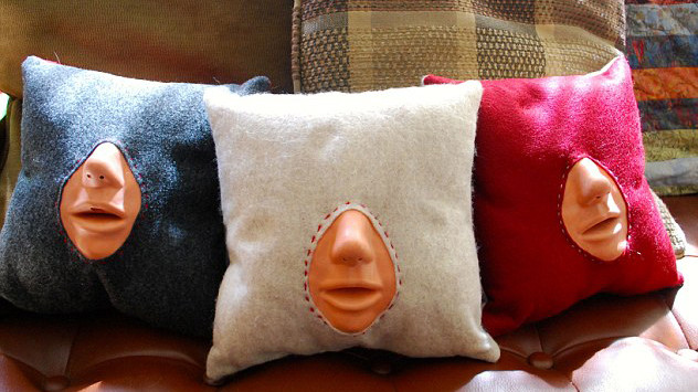 Chiếc gối độc đáo cho FA ngày Valentine