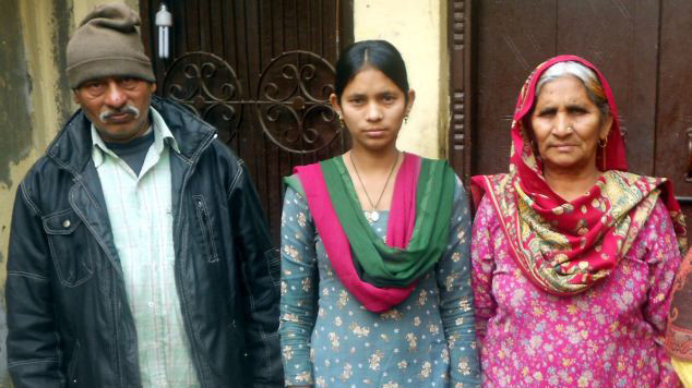 Manju Dharra cùng bố mẹ của mình 