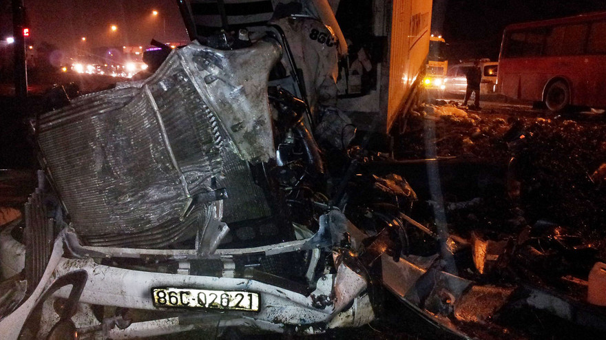 Đầu xe container nát vụn sau cú va chạm 