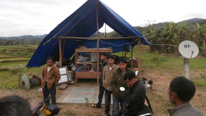 Người dân dựng lều bạt tại bãi bồi bên sông Kôn để ở tạm.