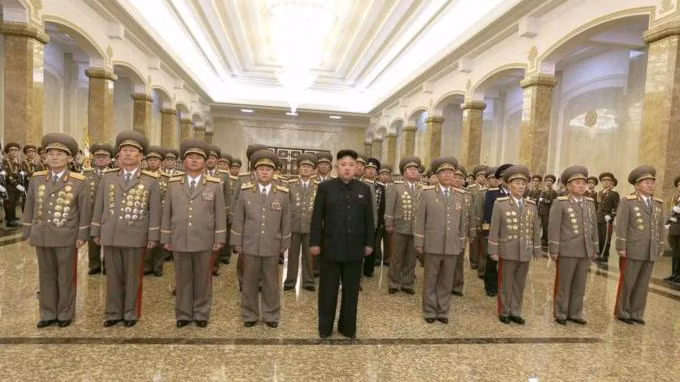 Lãnh đạo Kim Jong Un cùng các quan chức cấp cao đến thăm Cung Kumsusan hôm 16/2