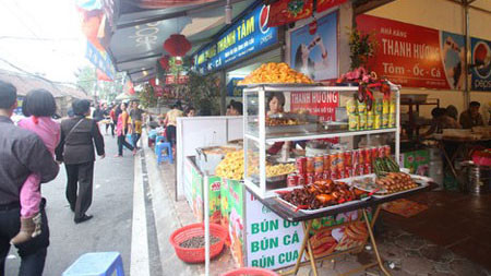 Đầu năm nhiều hàng quán xung quanh phủ Tây Hồ ra sức hét giá (ảnh minh họa: NLĐ)