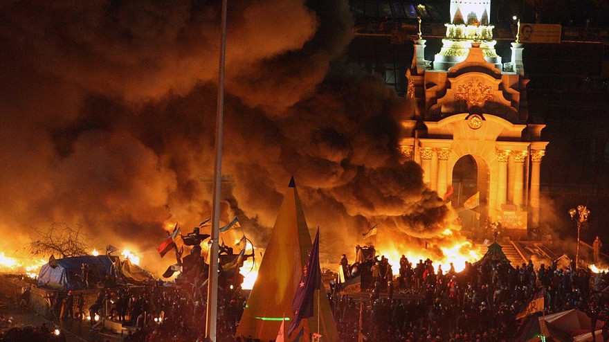 Khói lửa mịt mùng ở Quảng trường Độc lập, Thủ đô Kiev, Ukraine