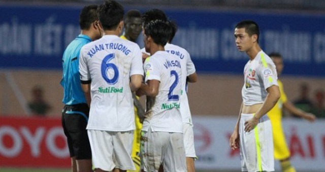 Thua nhiều, HA.GL thường xuyên phản ứng trọng tài hơn trước