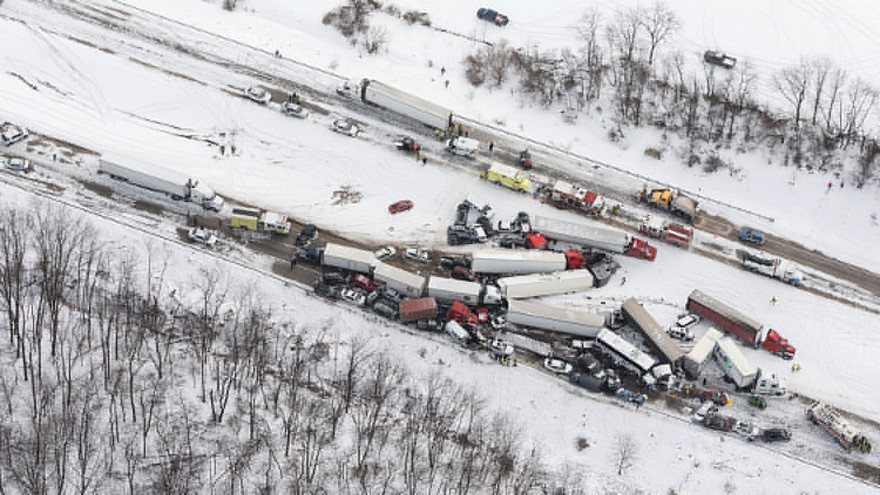 64 chiếc xe trong đó có nhiều xe container, xe rơ-mooc nằm la liệt trên đường cao tốc