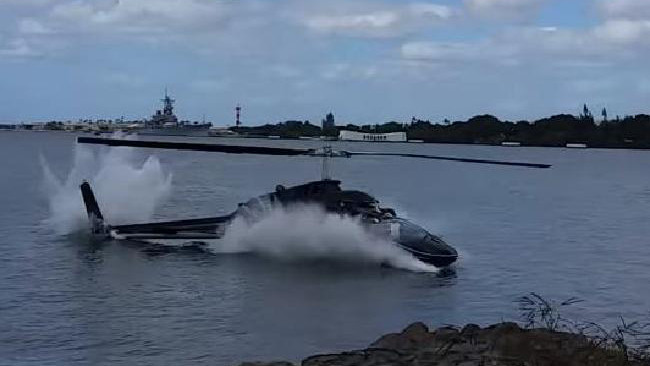 Chiếc trực thăng rơi xuống biển