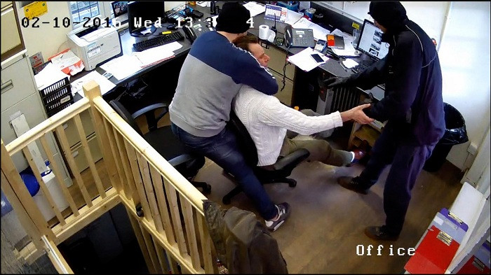 Anh Roy Rames bị hai tên côn đồ xông vào đánh và cướp đồng hồ giữa ban ngày