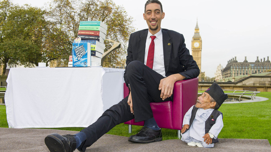 Người cao nhất nắm tay người lùn nhất thế giới