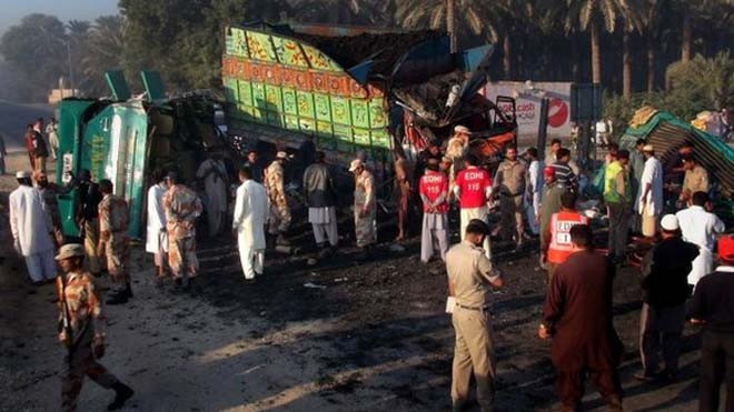 Nhân viên cứu hộ có mặt tại hiện trường vụ tai nạn (Ảnh: BBC)