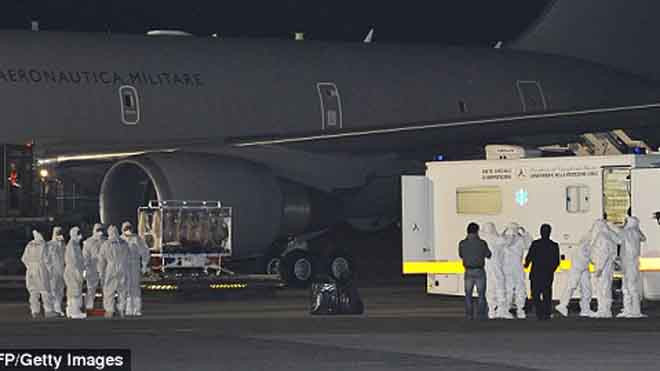 Máy bay quân sự vận chuyển bác sỹ người Ý từ Tây Phi. Ảnh: Dailymail.