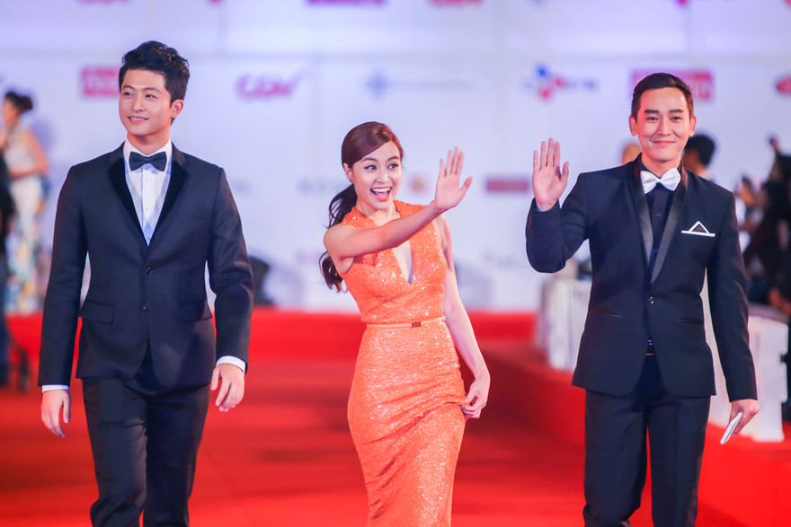 Hoàng Thùy Linh đẹp hút hồn, sải bước trên thảm đỏ
