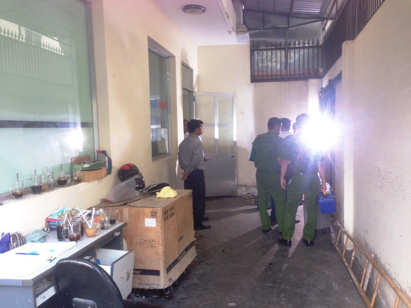 Công an khám nghiệm hiện trường. Ảnh Việt Văn