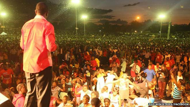 Hàng ngàn người tập trung về sân vận động (Ảnh:BBC)