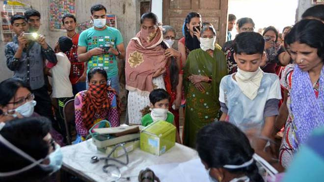 Hàng trăm cư dân có các biểu hiện khó chịu (Ảnh: Hindustantimes)