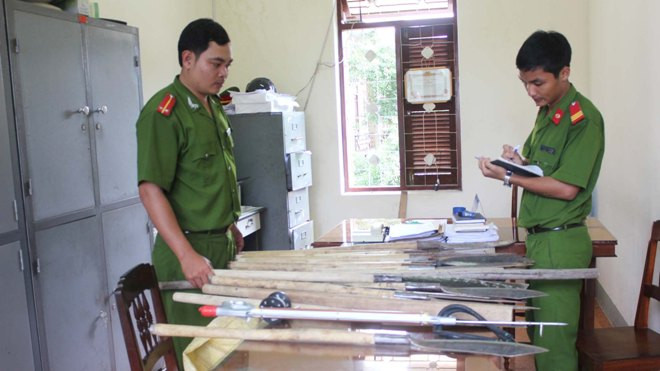 Cảnh sát thu giữ hung khí 