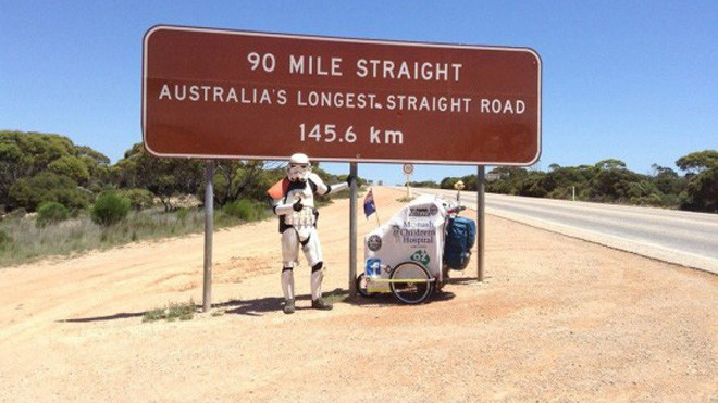 Mặc trang phục như chiến binh, đi bộ gần 9000km