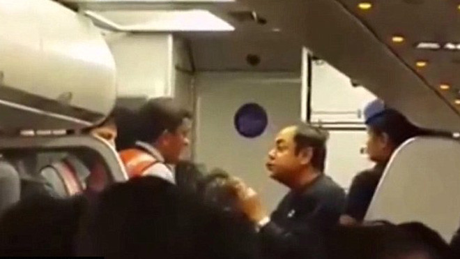 Vị khách giận dữ trên máy bay. Ảnh: Dailymail