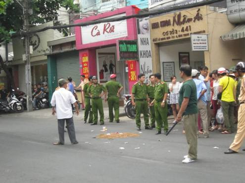 Bị xe tải kéo lê 10m, một phụ nữ chết thảm