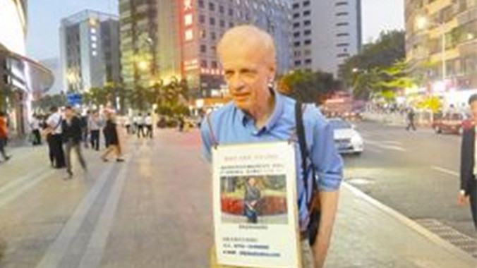 Ông Jake đeo tấm biển đi tìm bạn gái quen trên mạng