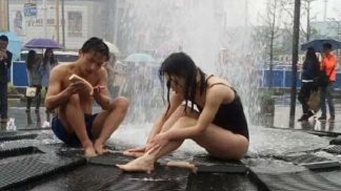 Cặp đôi thản nhiên tắm giữa đường phố Trung Quốc