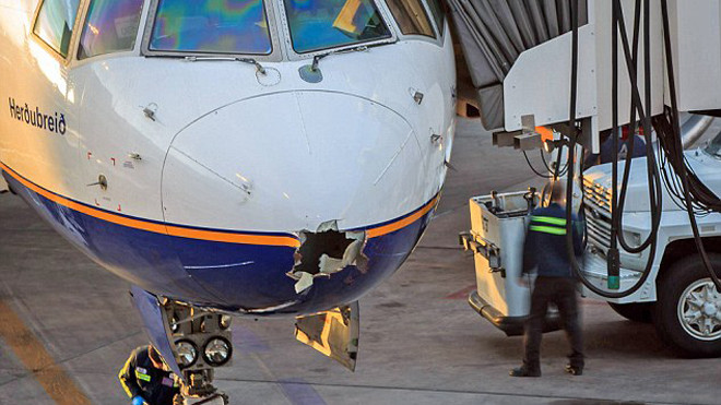 Máy bay Boeing bị sét đánh thủng mũi giữa không trung