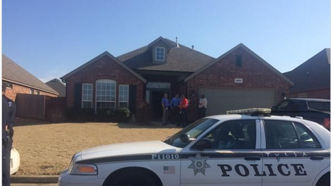 Cảnh sát có mặt tại hiện trường. Ảnh: Tulsaworld