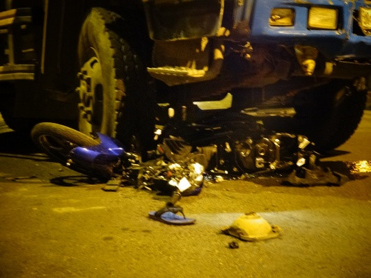 Chiếc xe máy nát bét dưới gầm xe ben