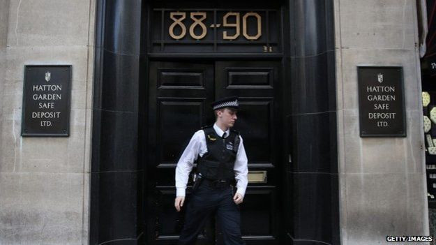 Cảnh sát có mặt tại trung tâm Hatton Garden Safe Deposit. Ảnh: BBC