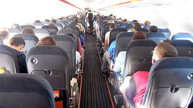 Tiếp viên phục vụ đồ ăn bên trong máy bay. Ảnh minh họa