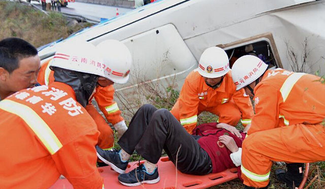 Lật xe buýt trên đường cao tốc, 36 người thương vong