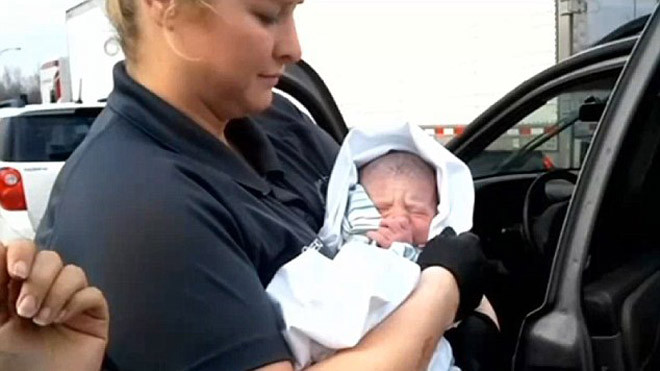 Em bé chào đời ngay trên xe. Ảnh: Dailymail