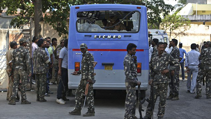 Cảnh sát áp giải các tù nhân tới tòa án. Ảnh: Dailymail